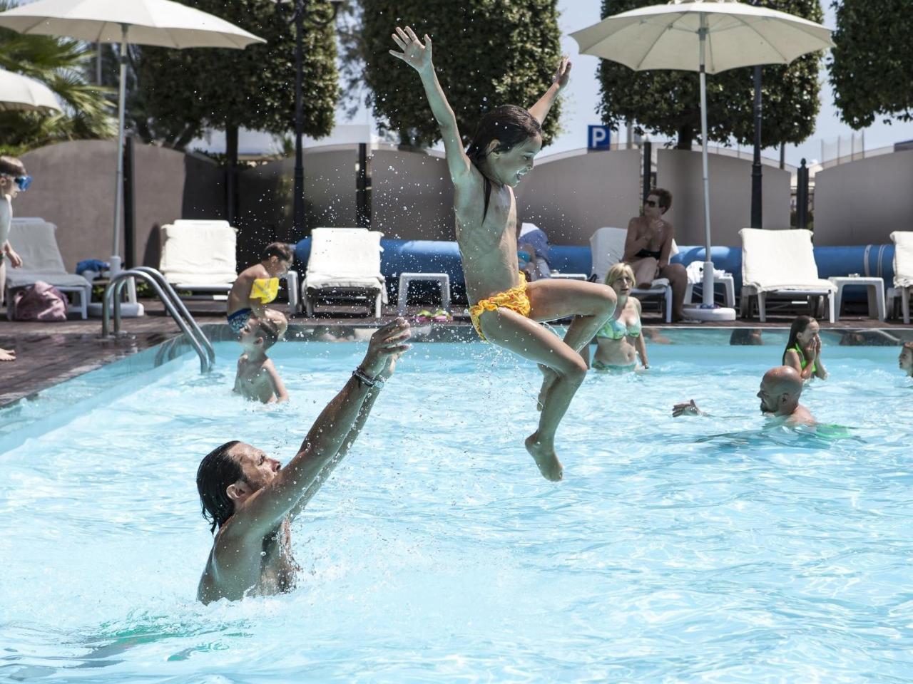 Hotel Nettuno Cervia Exteriör bild