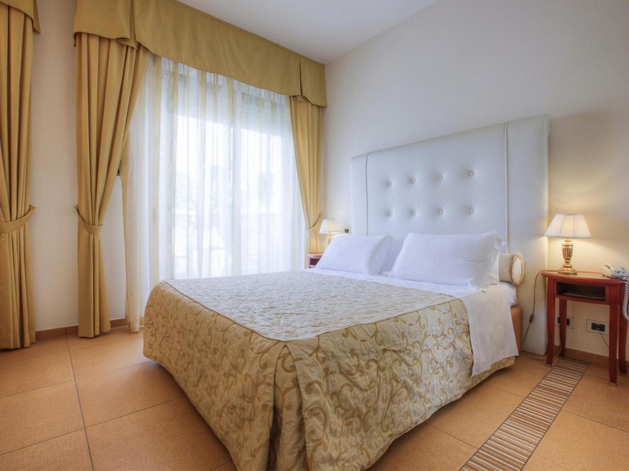 Hotel Nettuno Cervia Exteriör bild